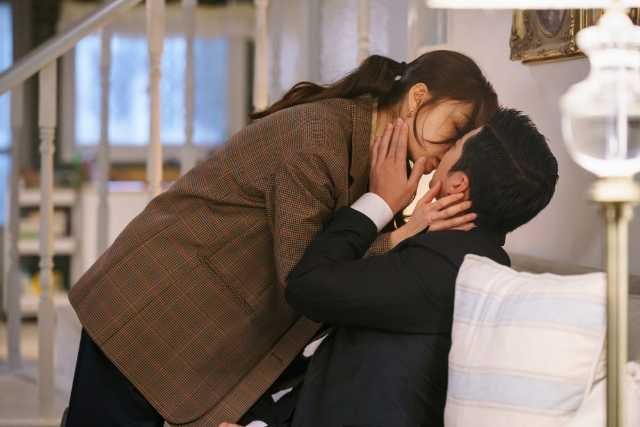 Seo Ji Hye and Yoon Kye Sang the sixth sense kiss