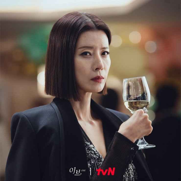 Yoo Sun as Han So Ra in Korean drama eve