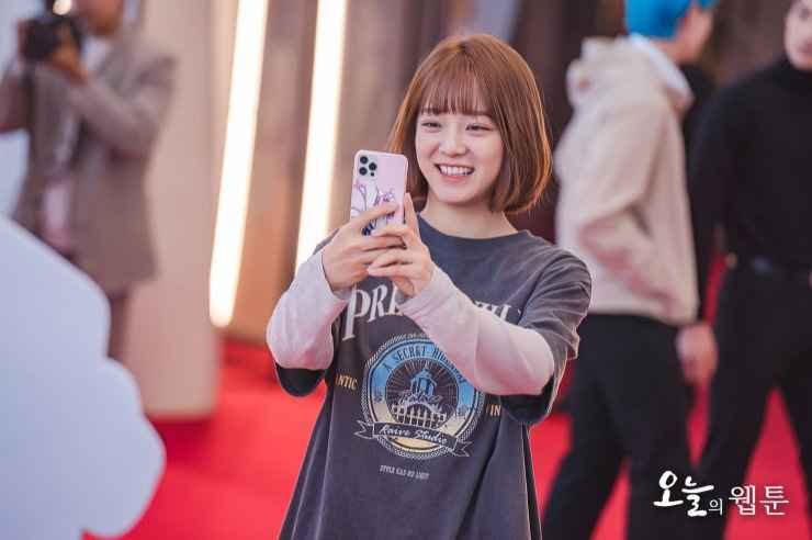 Kim se Jeong taking selfie drama Today's Webtoon 