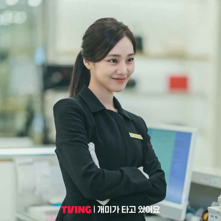 Han Ji Eun as Yoo Mi Seo stockstruck 