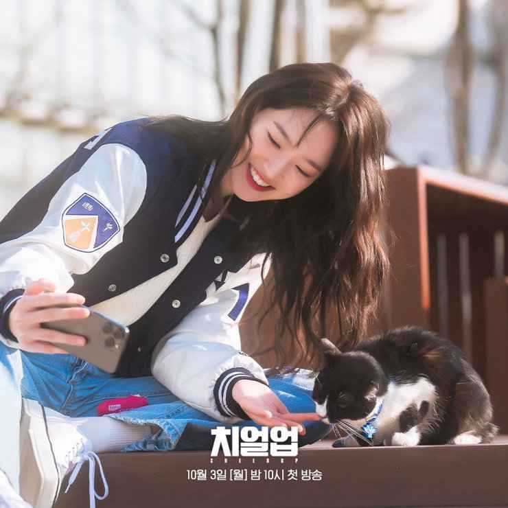 Han ji hyun as Do Hae yi selfie with cat