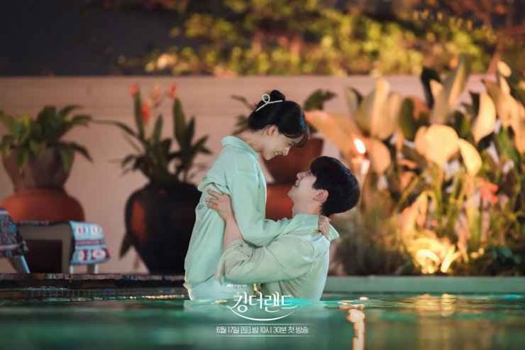 Lee Jun Ho and yoona swimming scene king the land