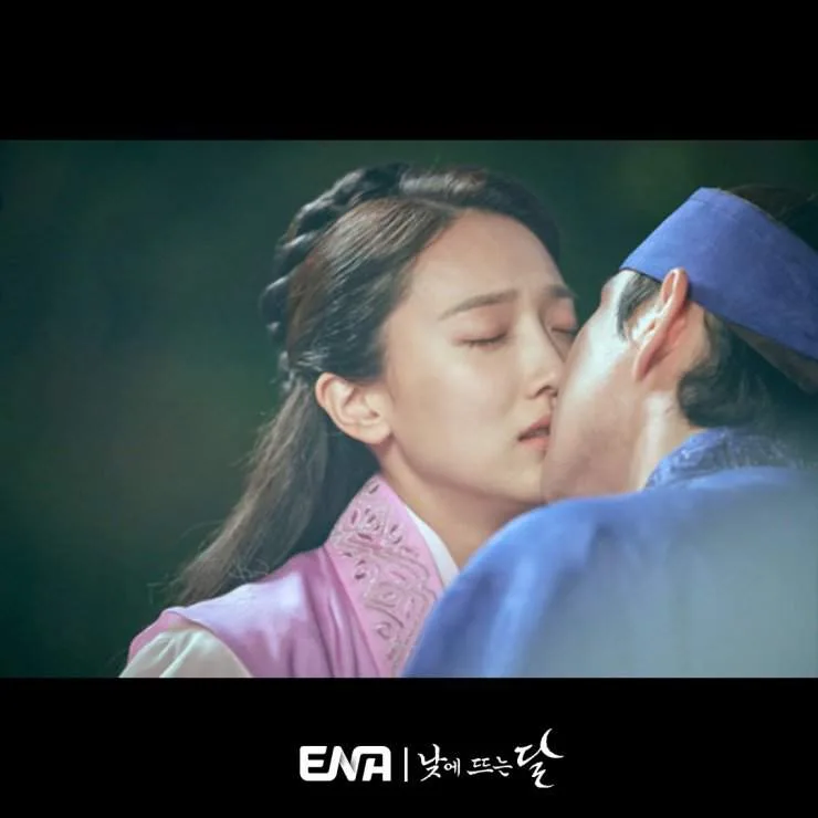 Kim young dae and Pyo ye jin moon in the day kdrama kiss 