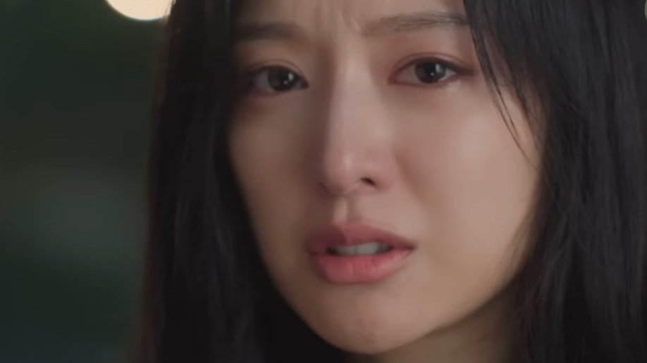 Kim Ji Won queen of tears drama crying