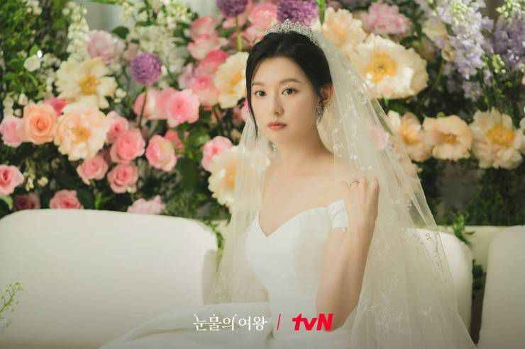 Kim Ji won queen of tears wedding dress