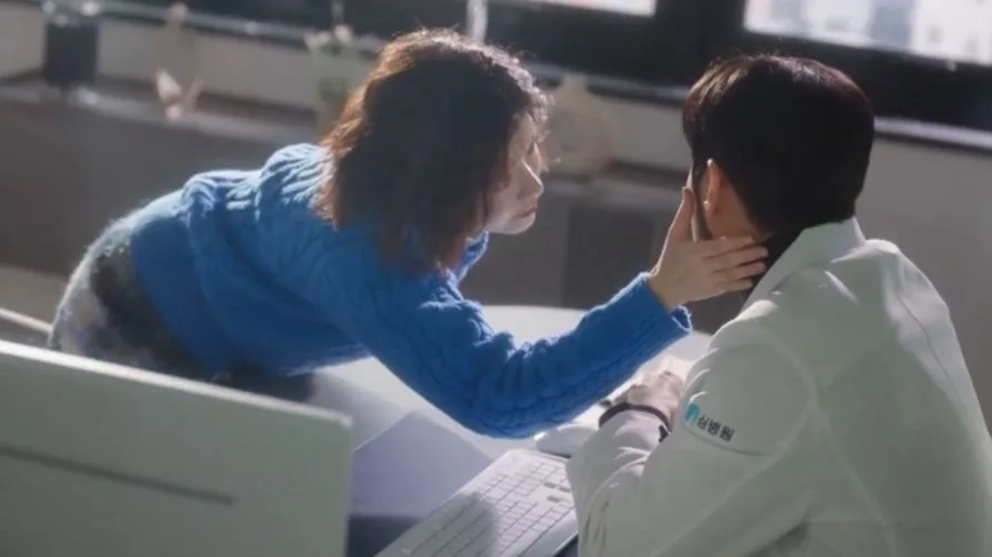 Han So Jin and Shim Yeon Woo Sweet Romantic Scene