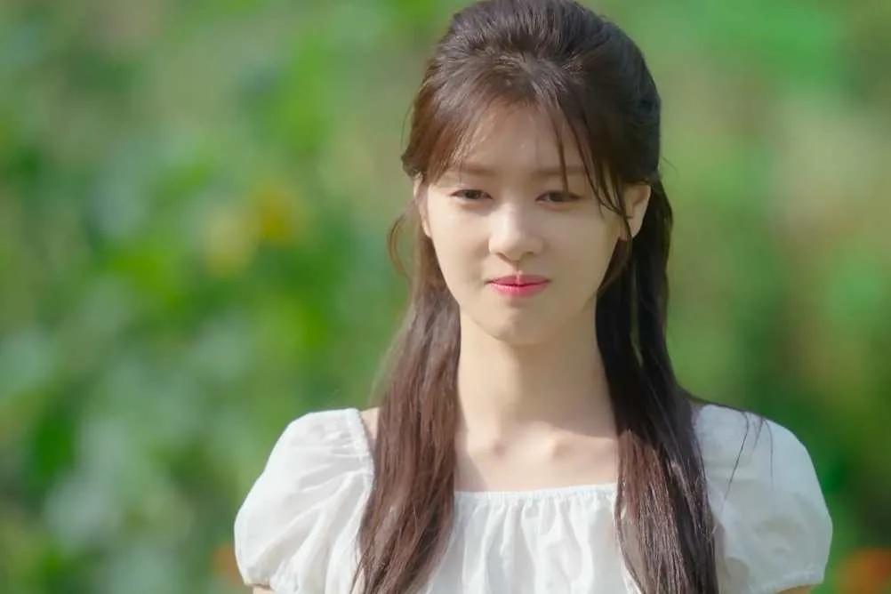 Jung So Min as Bae Seok Ryu so cute in flower field