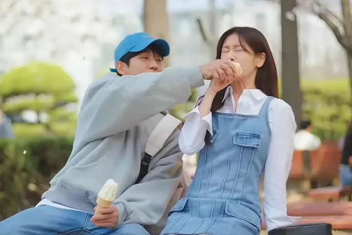 Love next door funny ice cream scene Jung Hae In Pours it over Jung So Min