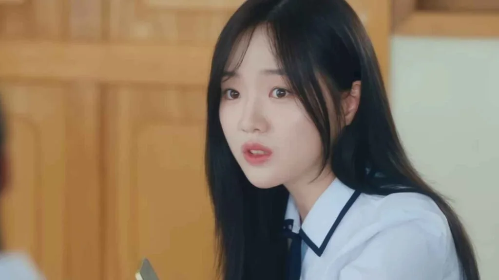 Kang Na Eon as Kim Ji Eun in drama social savvy class 101