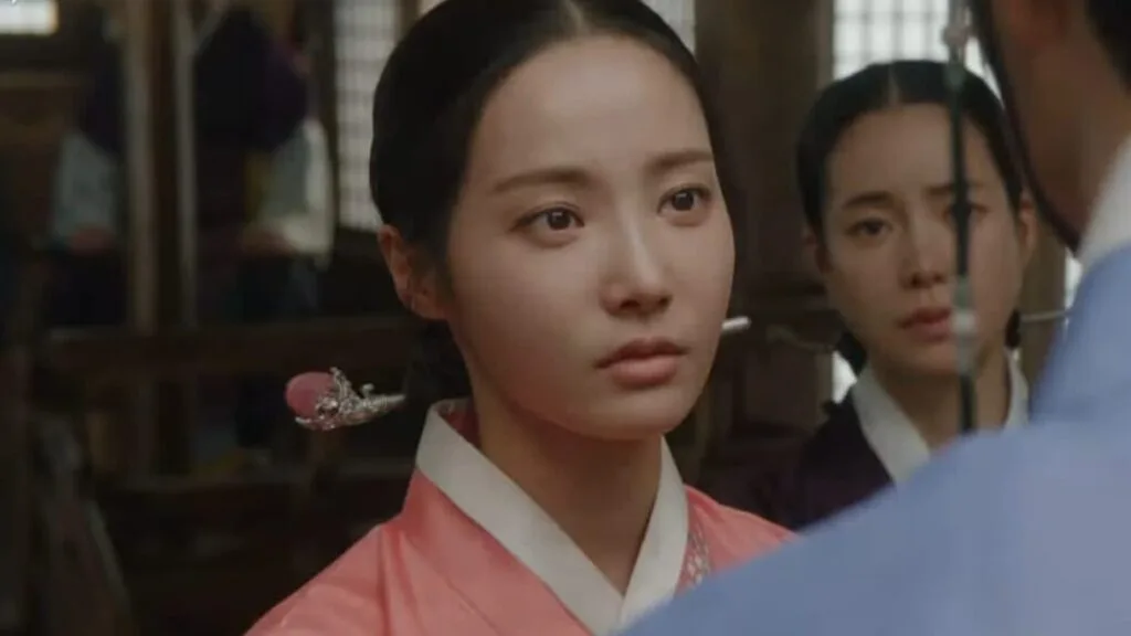 Yeonwoo as Cha Mi Ryeong the tale of lady ok