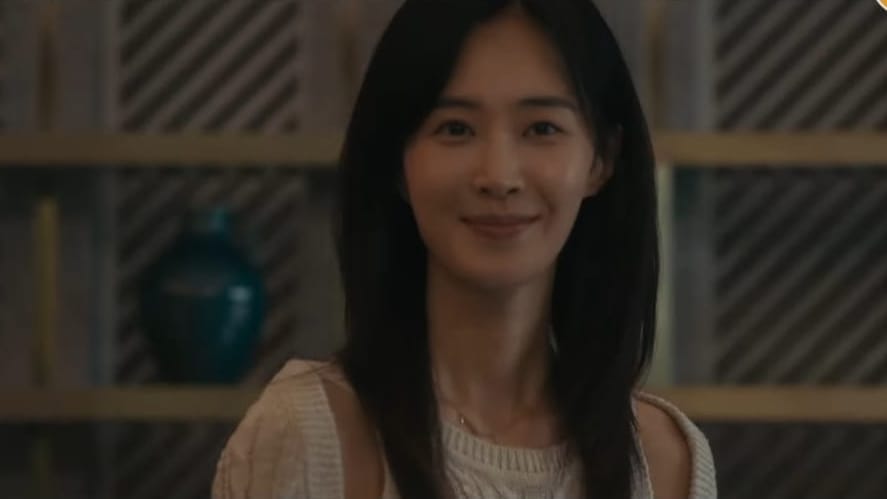 Kwon Yu Ri as Song Ji O [CEO of DADO Resort]  the art of negotiation