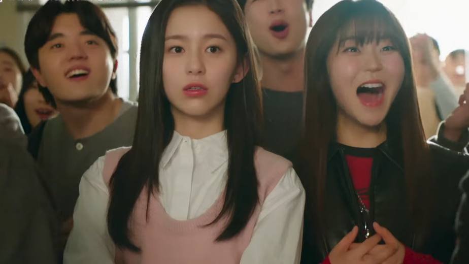 Seo Hye Won as Bae Gyu Ri Kim Bom's cousin in Spring of youth