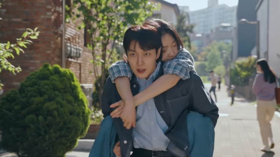 Yoon Doo Joon carrying Kim Seul Gi on his back drama cat war
