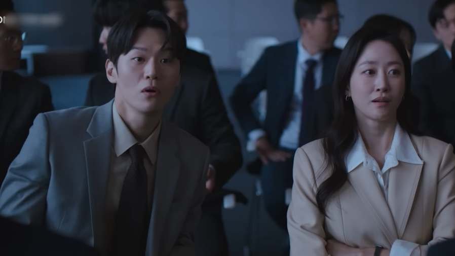 Lee Hak Joo and Jeon Hye Bin as lee Jin U and Heo Min Jeong beyond the bar kdrama