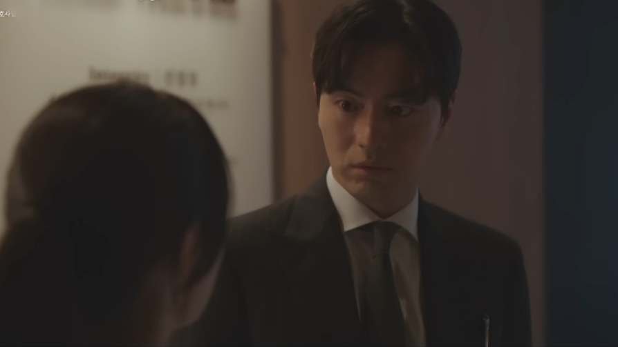 Yun Seok Hun beyond the bar