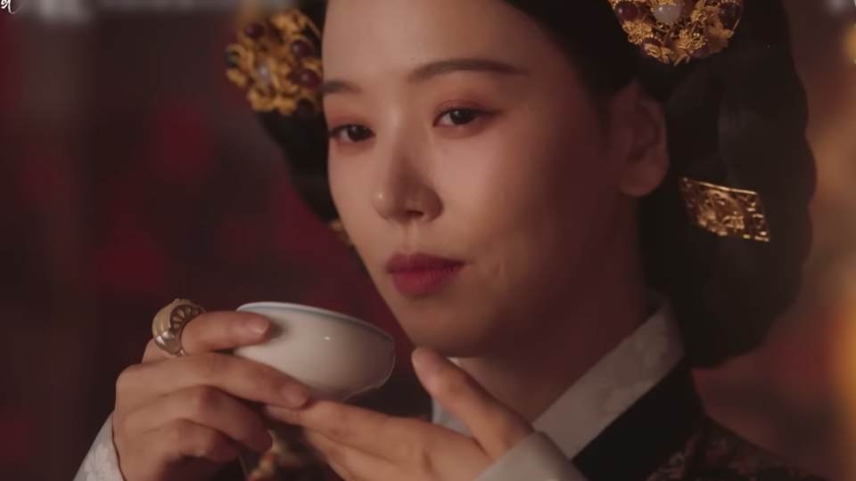Kang Ha Na concubine Kang Mok Ju in Bon Appetit, Your Majesty