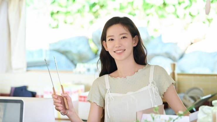 Choi Yun Ji as Lee Hyo Ri korean drama Love Take Two