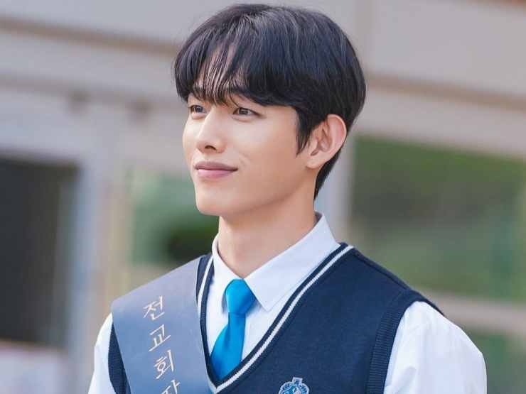 Lee Jung Sik as Kwak Sang-Hyun I am a running mate