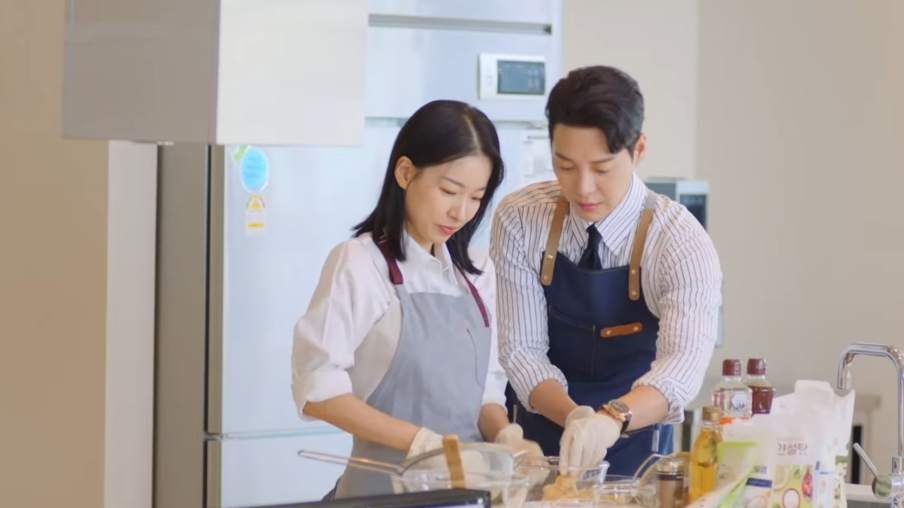 The couple in A Graceful Liar kdrama cooking scene