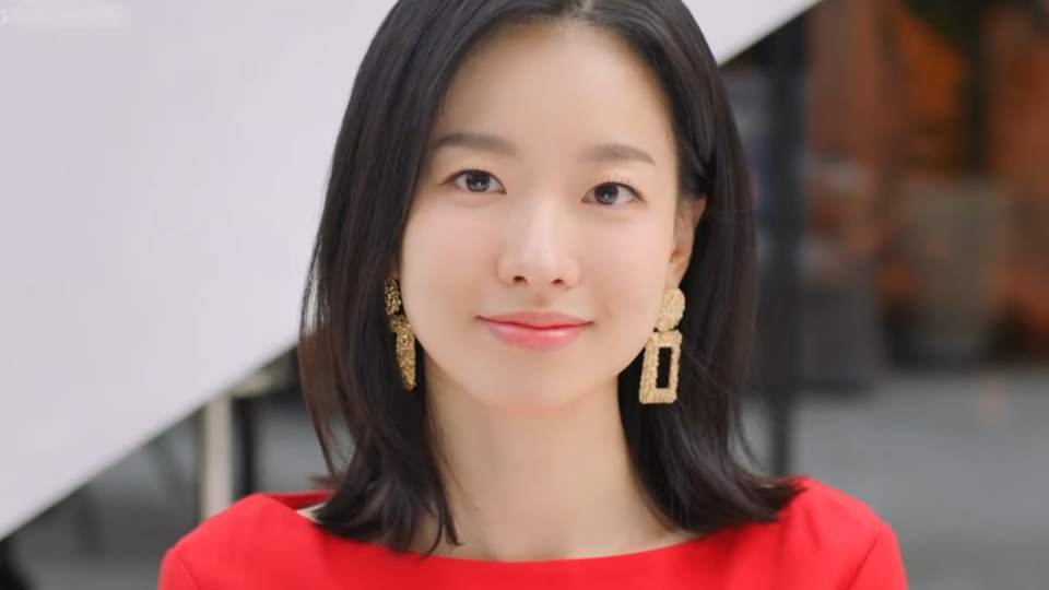 Lee Shi A as Cha Jeong Won a graceful liar