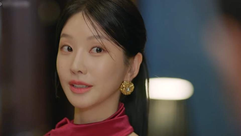 Lee Hyo Na as Ju Yeong Chae a graceful liar