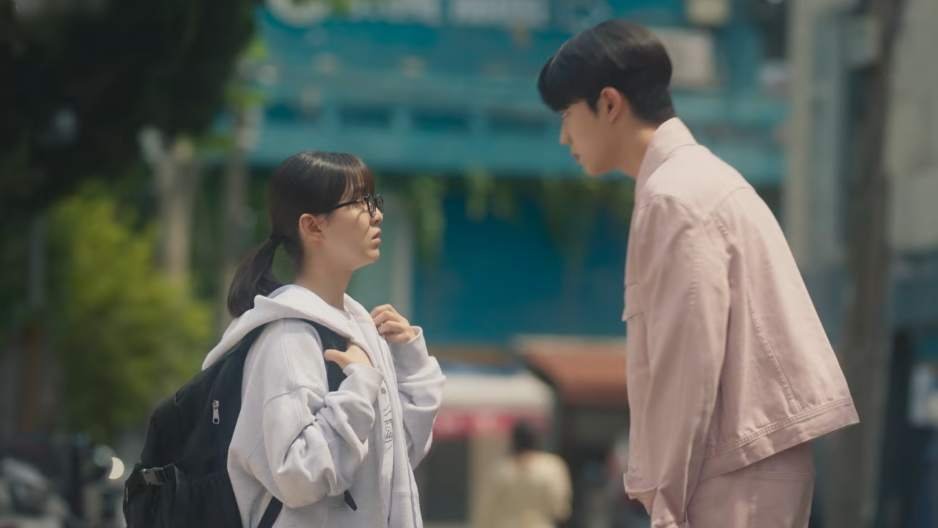 Song Woo Yeon and Koo Seon Ho spirit fingers