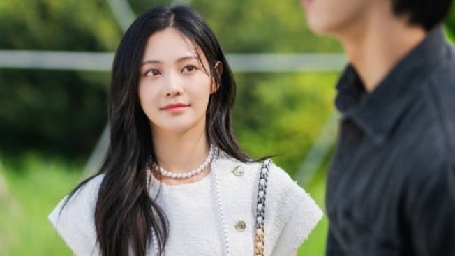 Woo Da Vi as Yoo Ha Yeong dynamite kiss