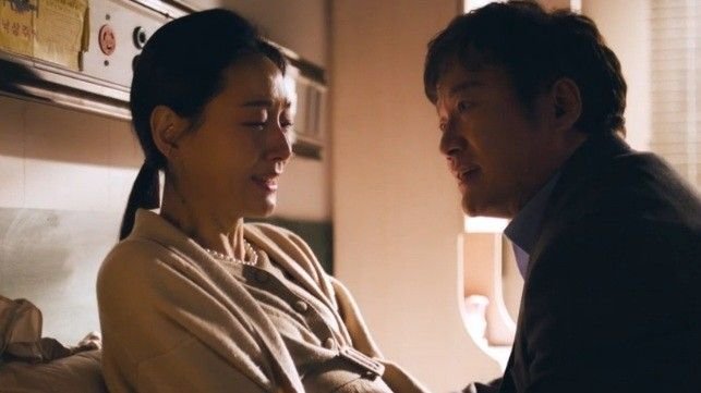 Kim dan Hee husband pearl in red