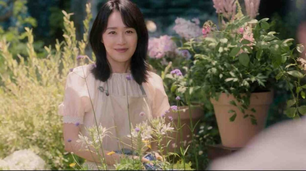 Moon Jeong Hee as Se Yun's mother in notes from the last row