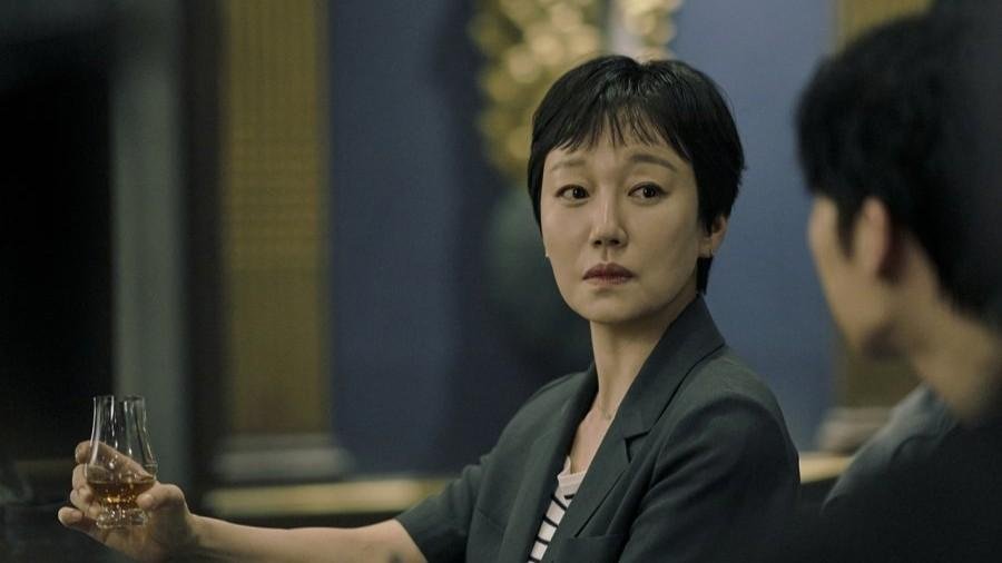 Jin Kyung as Cho Hyeon Suk notes from the last row