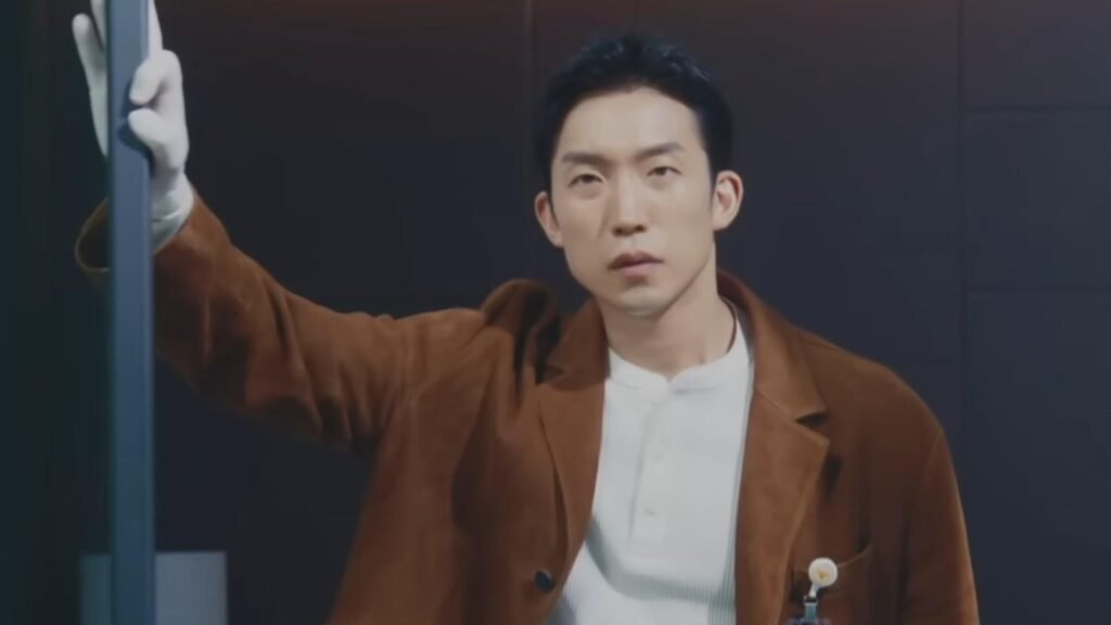 Lee Sang Yi as Lee Dong Jin a detective in drama A Bone-fide Killer
